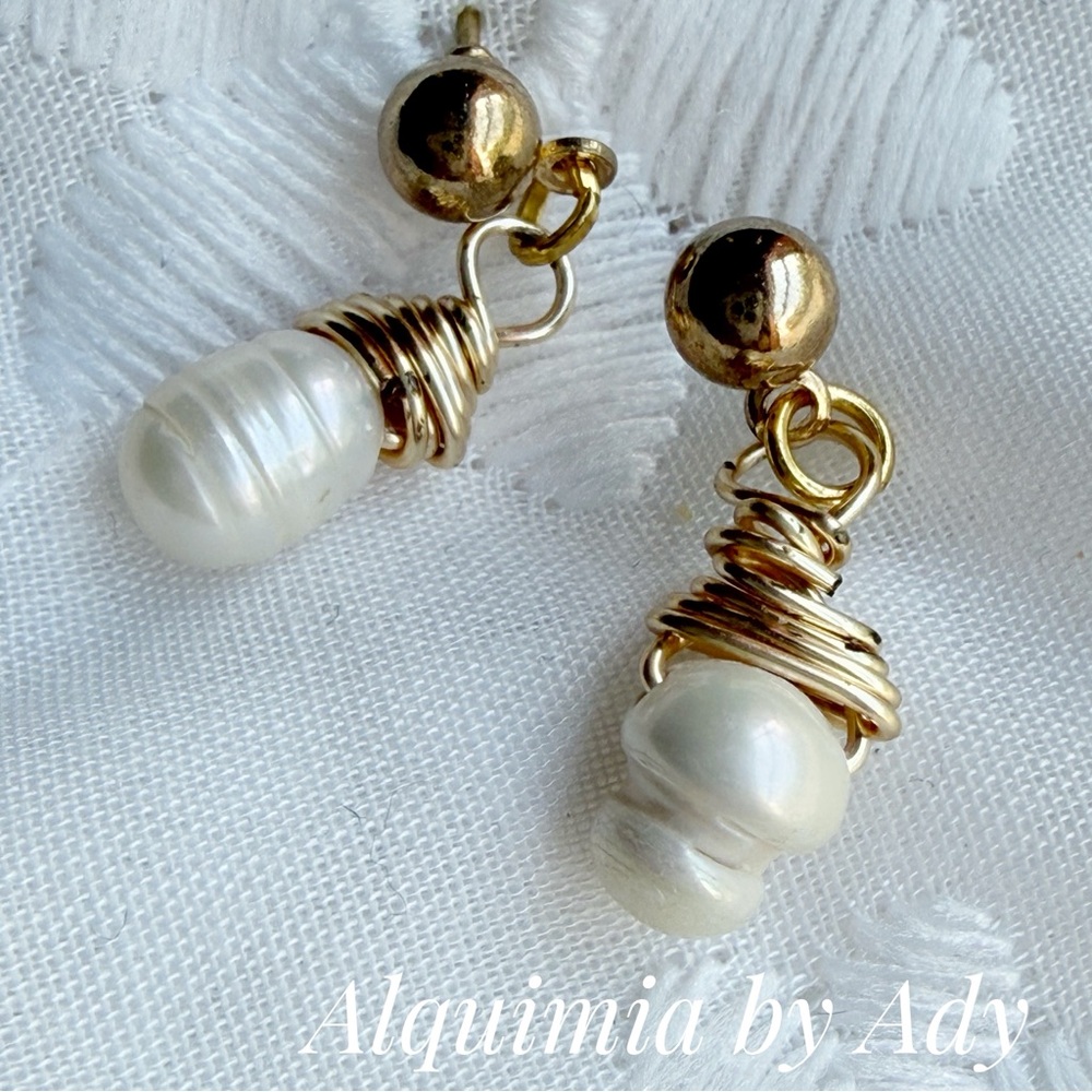 TINY FRESHWATER PEARL + GOLD STUD EARRINGS - Picture 2 of 2